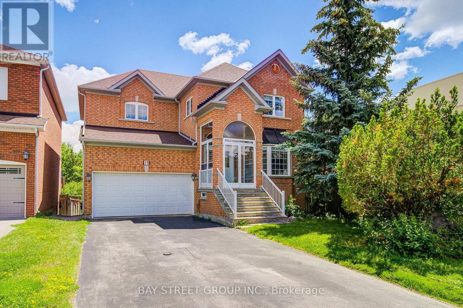 Property Photo:  19 Fountain Court  ON L4S 2K4 