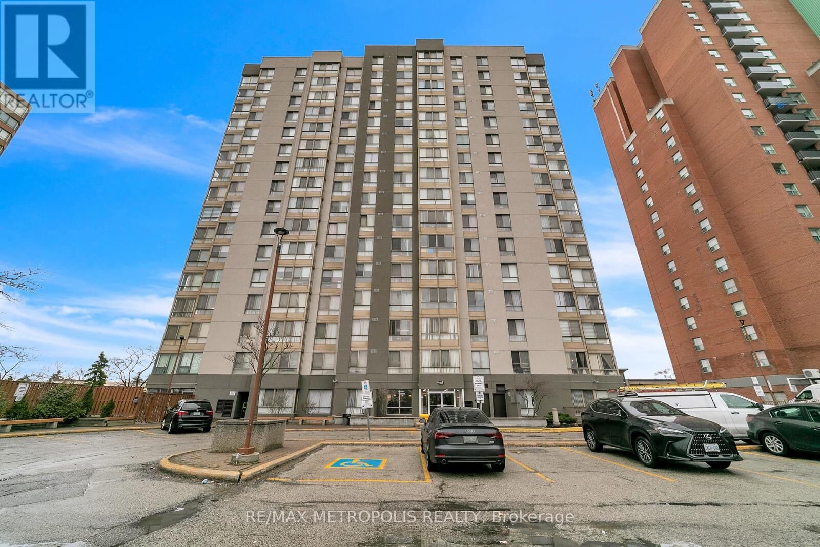 Property Photo:  2470 Eglinton Avenue West 1604  ON M6M 5E7 