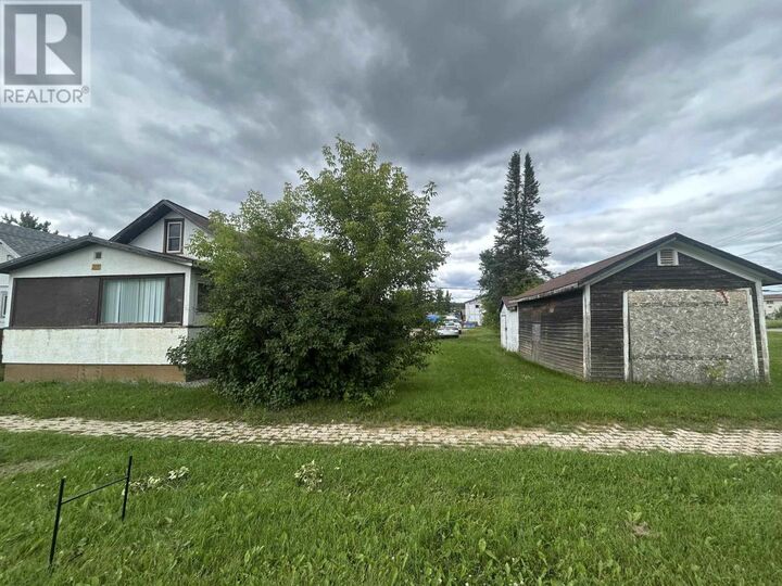 208 Mackenzie Ave — photo 1