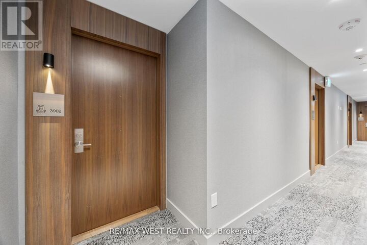 Property Photo: 1928 Lake Shore Boulevard West 3902 ON M6S 0B1