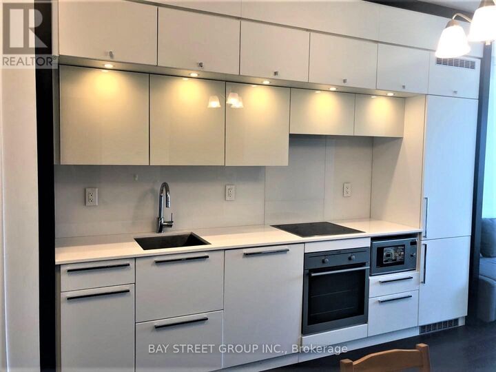 Property Photo:  15 Grenville Street 2511  ON M4Y 1A1 