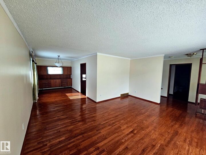 Property Photo: 7612 40 Avenue NW AB T6X 0X5
