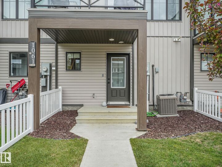 Photo de la propriété: 1061 Cy Becker Road NW AB T5Y 4B7