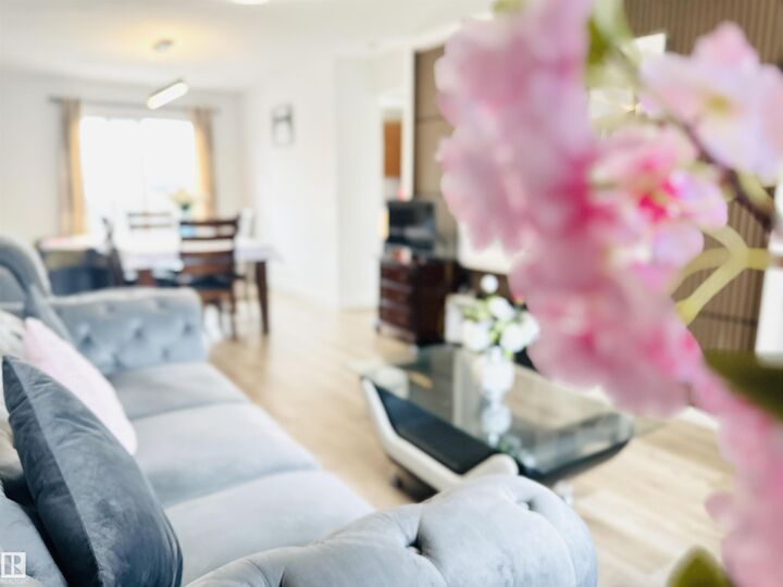 Property Photo: 40 Pinecliff Close AB T1Y 4N5