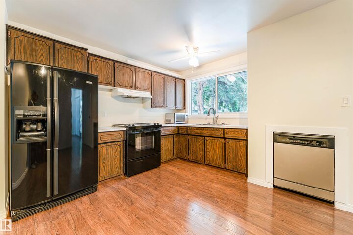 Property Photo: 60 Fenwick Crescent AB T8N 1W6