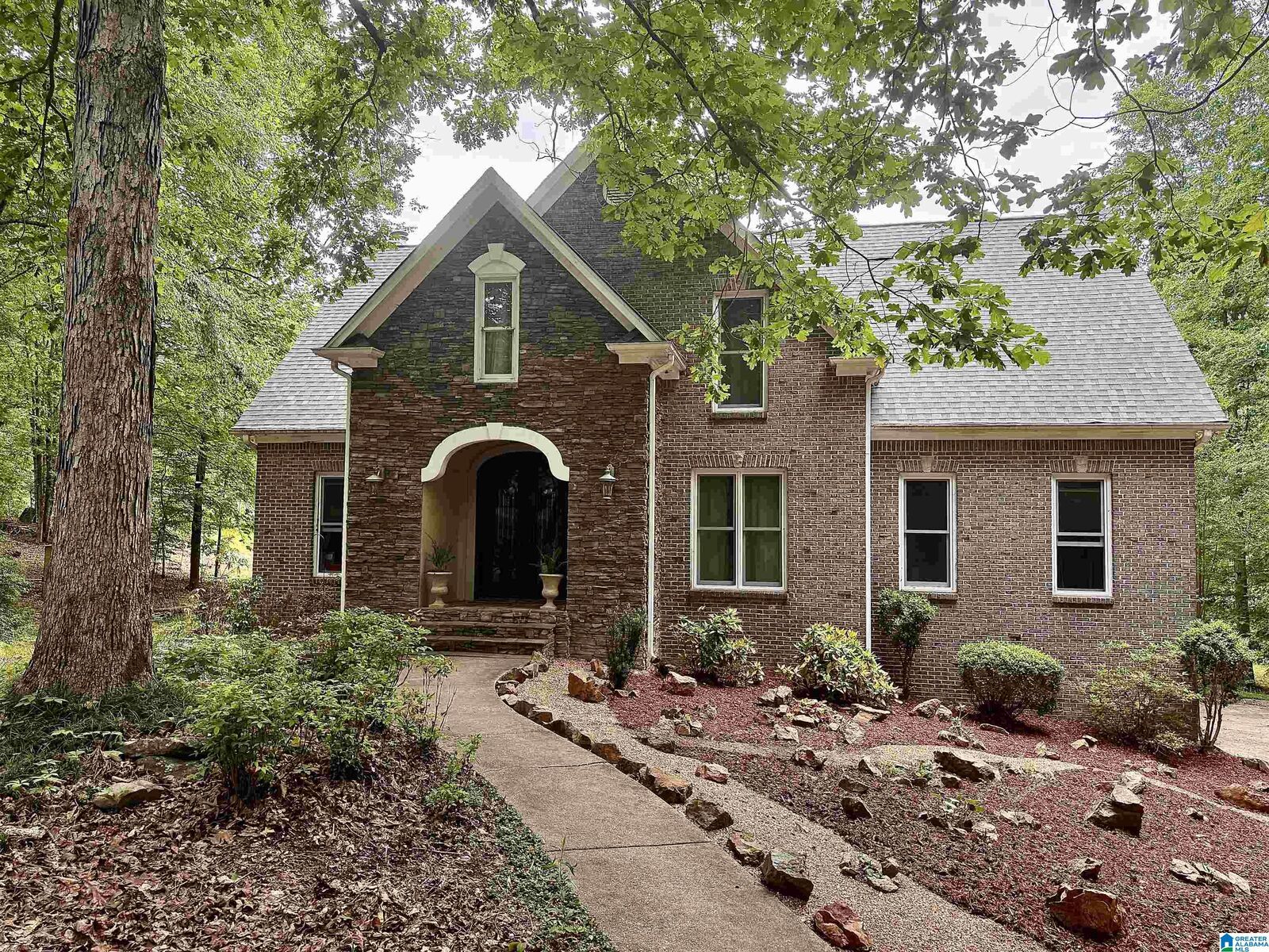 Property Photo: 300 Twelve Oaks Circle AL 35043