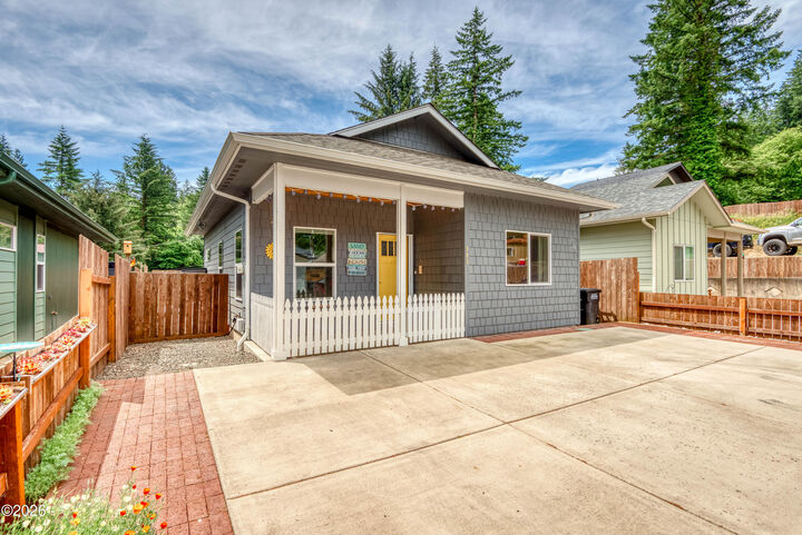 Property Photo: 905 SE Beaver Street OR 97391