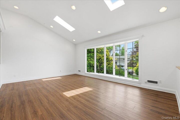 Property Photo:  15 Seneca Place  NY 11753 