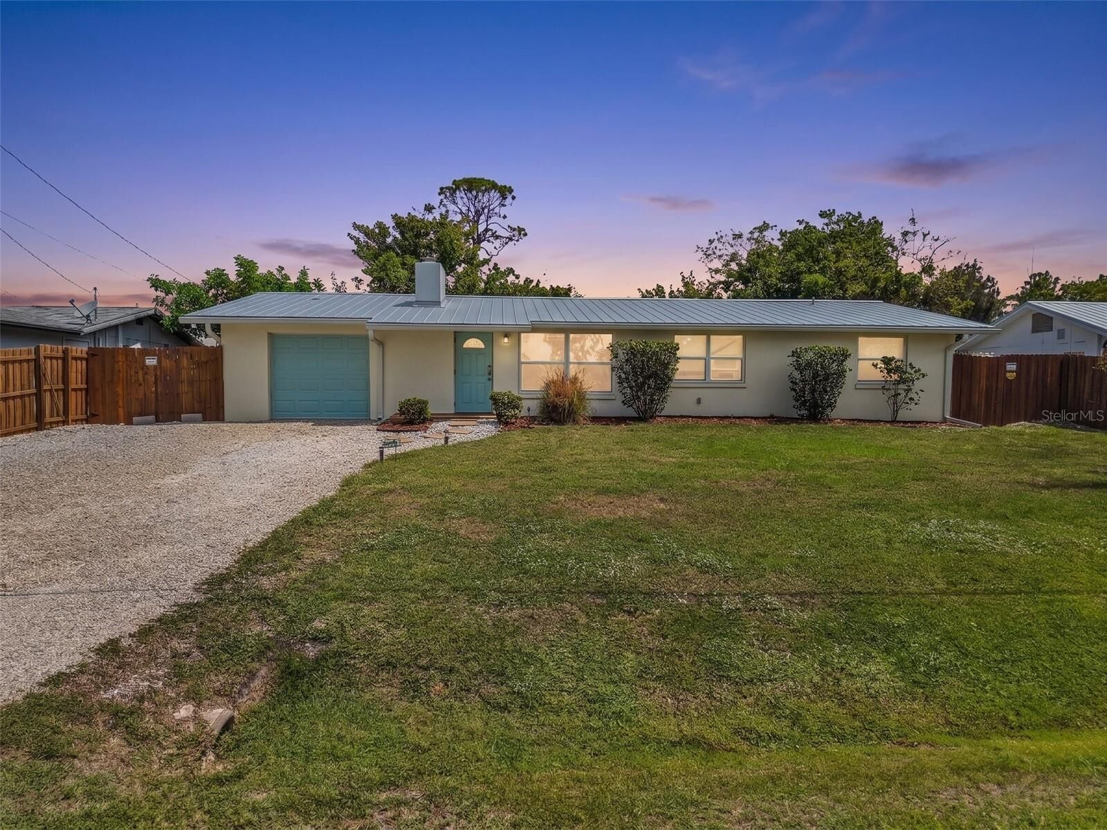Property Photo:  1664 Lakeview Place  FL 34223 