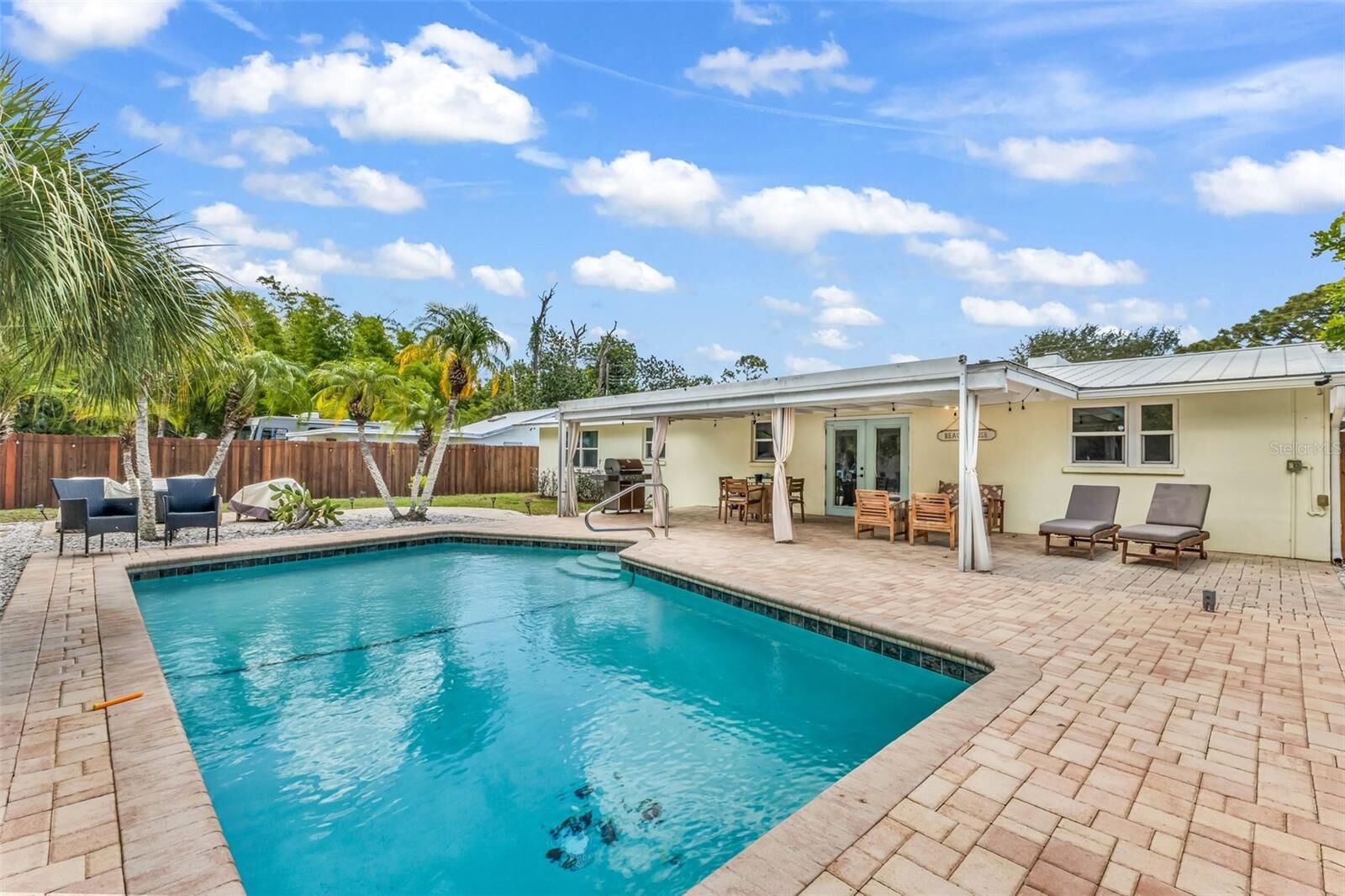 Property Photo:  1664 Lakeview Place  FL 34223 