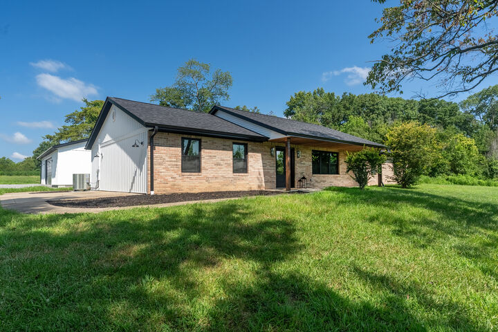 Property Photo:  956 Auburn Lane SE  IL 62939 