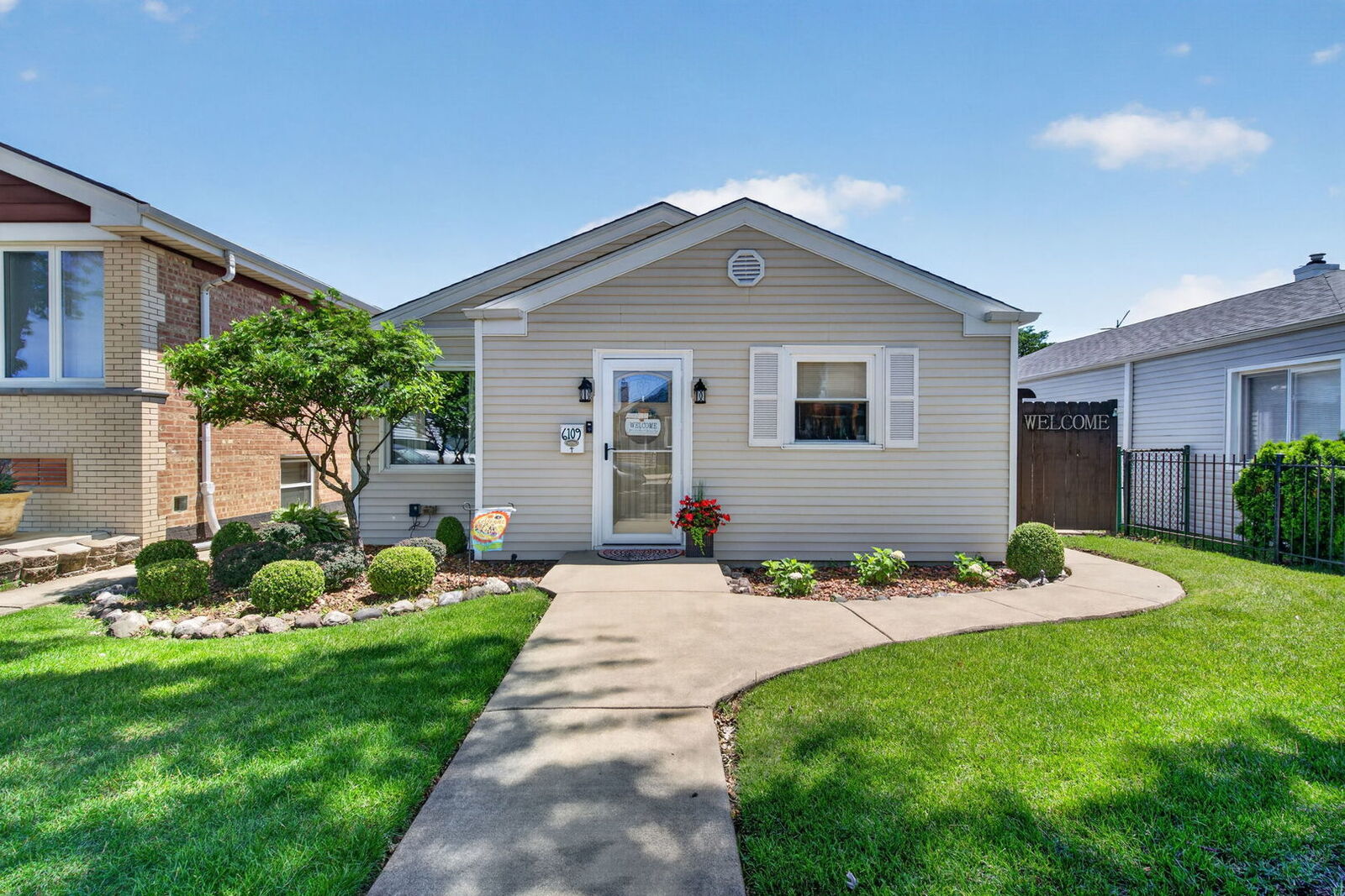 Property Photo:  6109 S Neenah Avenue  IL 60638 