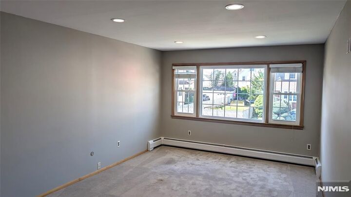 Property Photo:  33 Kossuth Street 1  NJ 07057 
