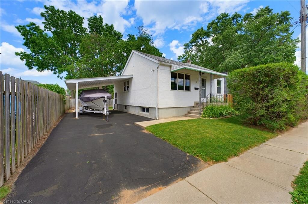 Property Photo:  1 Byron Place  ON L2R 1M1 