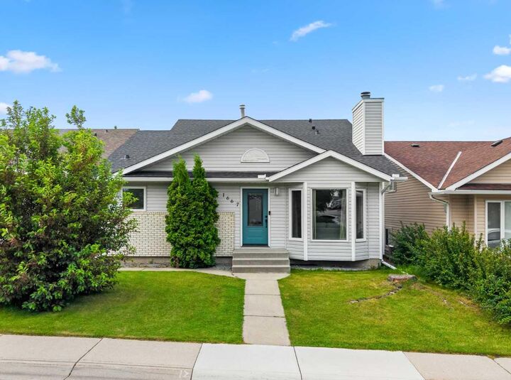 Property Photo:  1667 Meadowbrook Drive SE  AB T4A 2A4 