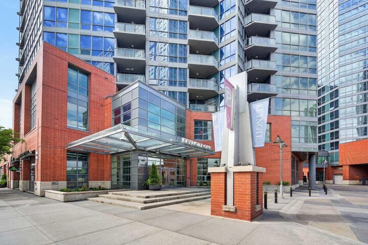 Property Photo: 220 12 Avenue SE 2203 AB T2G 0R5