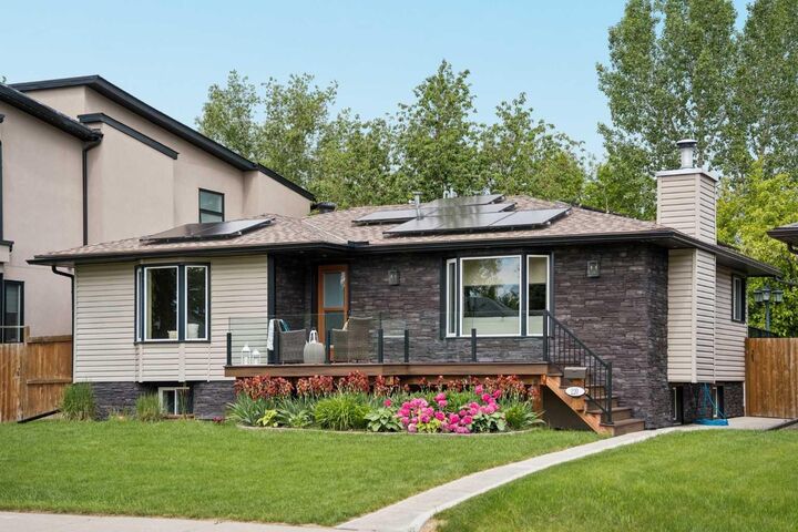 Property Photo:  220 41 Avenue NW  AB T2K 0G8 