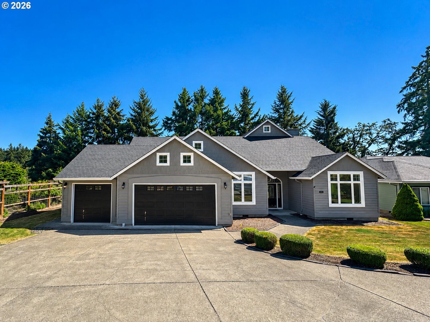 Property Photo: 580 Holly Ave OR 97424