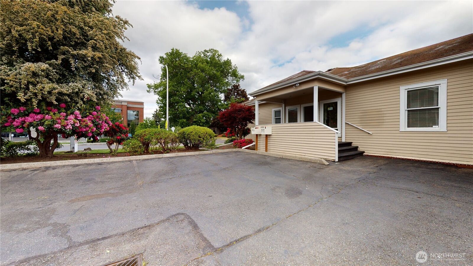 Property Photo: 840 E Main St 101 WA 98002