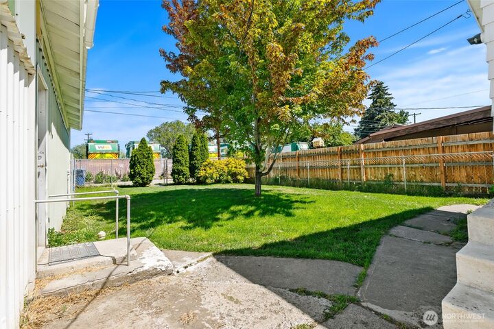 Property Photo:  604 N Pacific Street  WA 98926 