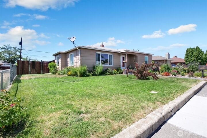 Property Photo:  1118 W Cascade Avenue  WA 98837 