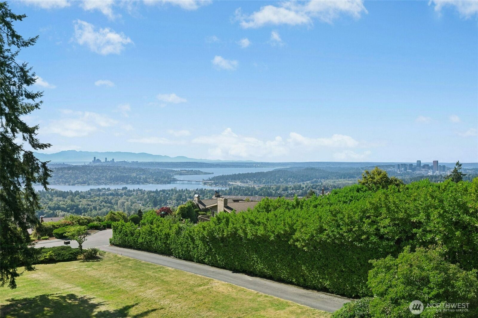 Property Photo: 4736 Somerset Avenue SE WA 98006