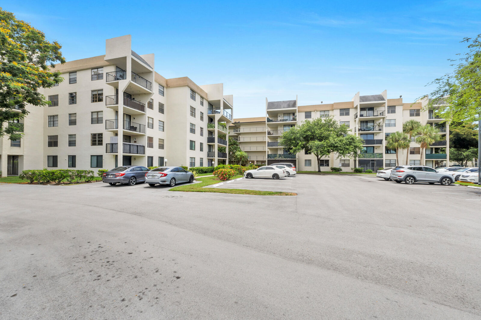 Property Photo: 6190 Woodlands Boulevard 513 FL 33319