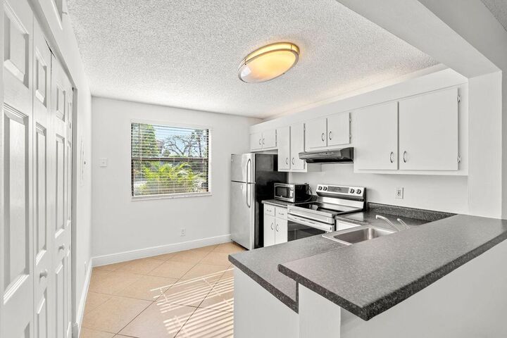 Property Photo:  5701 Riverside Drive 106B6  FL 33067 