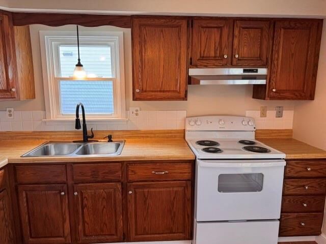 Property Photo:  32 Bowles Court  RI 02860 