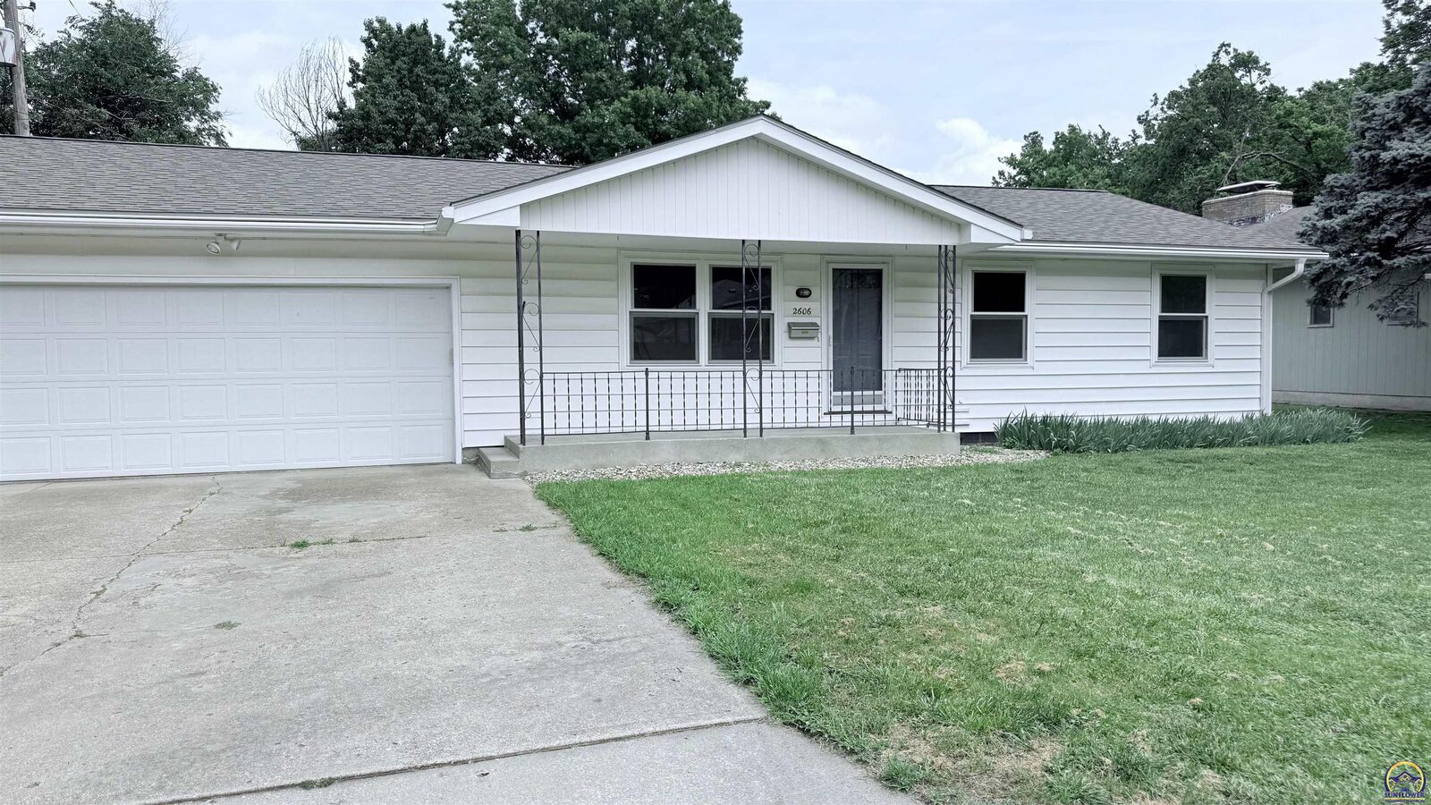Property Photo: 2606 SW 9th St KS 66606