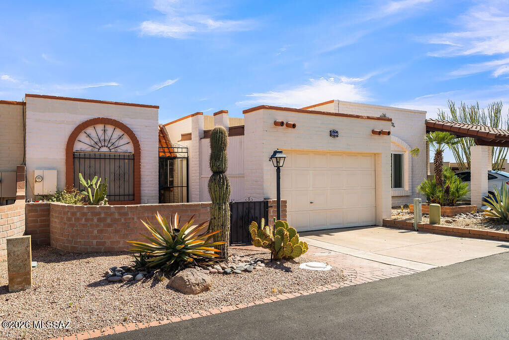 Property Photo:  1366 W Calle Mendoza  AZ 85622 
