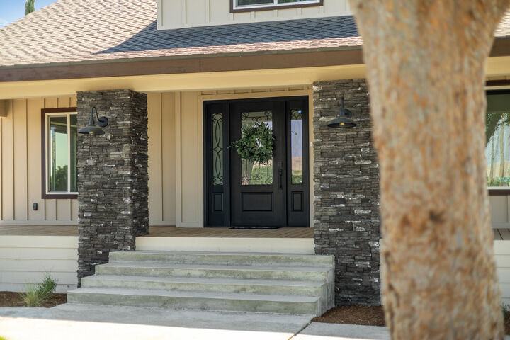 Property Photo: 1511 S Crestview Street CA 93257