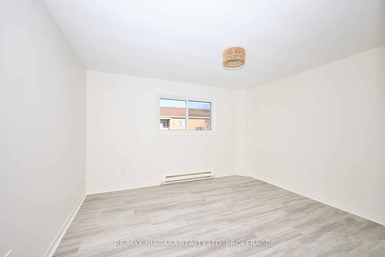 Property Photo:  141 Plymouth Road Unit 8  ON L3B 3C8 