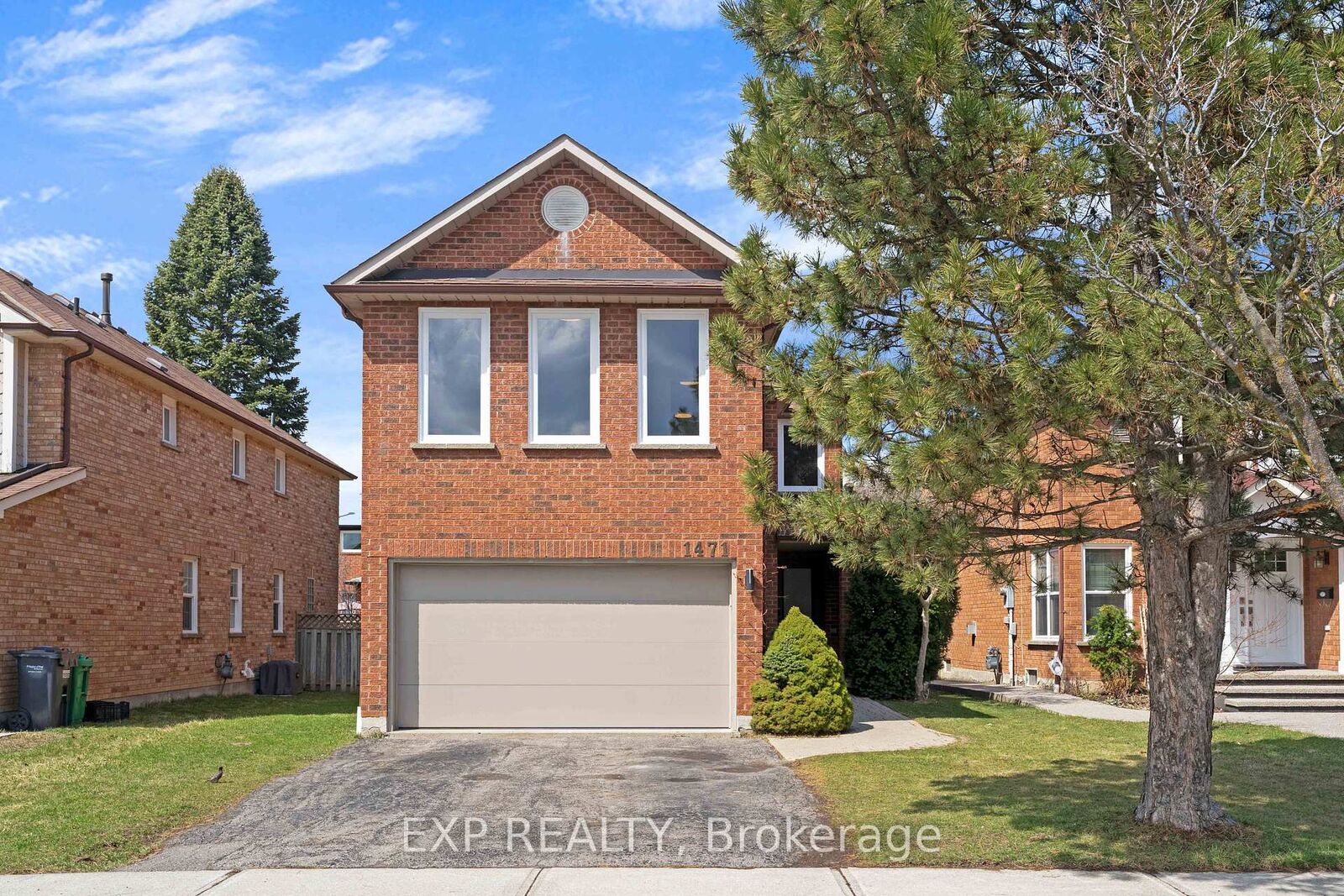 Property Photo: 1471 Pickwick Drive ON L5V 1V7