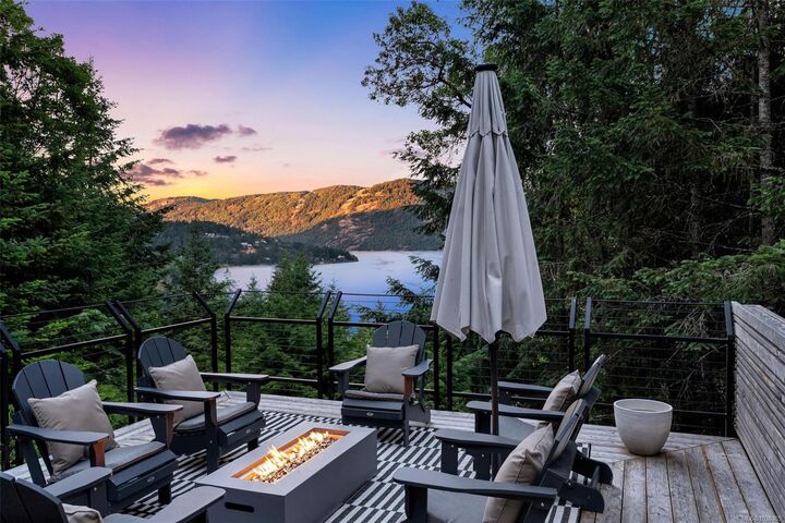 Property Photo:  977 Grandview St  BC V9L 5Y7 