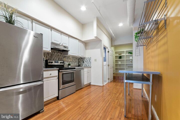 Property Photo:  104 N 2nd Street 200  PA 19106 