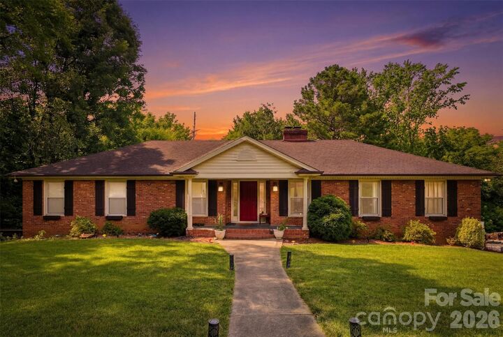 Property Photo: 2620 Lynbridge Drive NC 28226