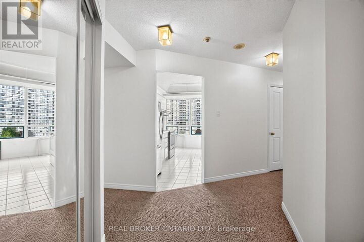 Property Photo:  7250 Yonge Street 501  ON L4J 7X1 