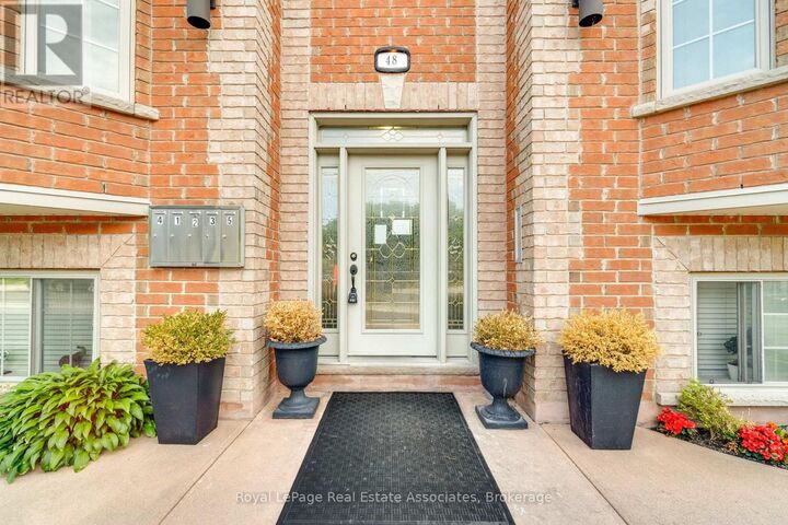 Property Photo:  48 Mississauga Road North 1  ON L5H 2H8 