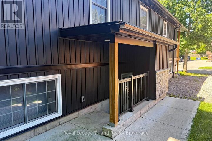 Property Photo:  18 Winniett Street 2  ON N4S 5Z3 