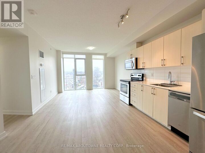 Property Photo:  763 Woodbine Avenue 404  ON M4E 2J4 