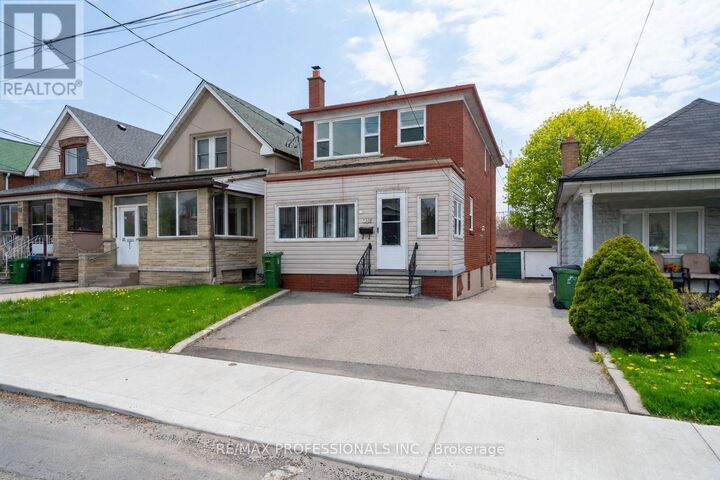 Property Photo: 35A Bowie Avenue Upper ON M6E 2P2
