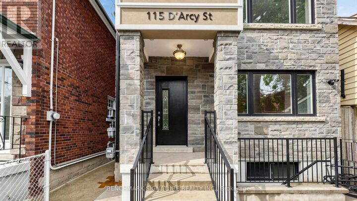 Property Photo:  115 D'Arcy Street 3rd Floor  ON M5T 1K2 