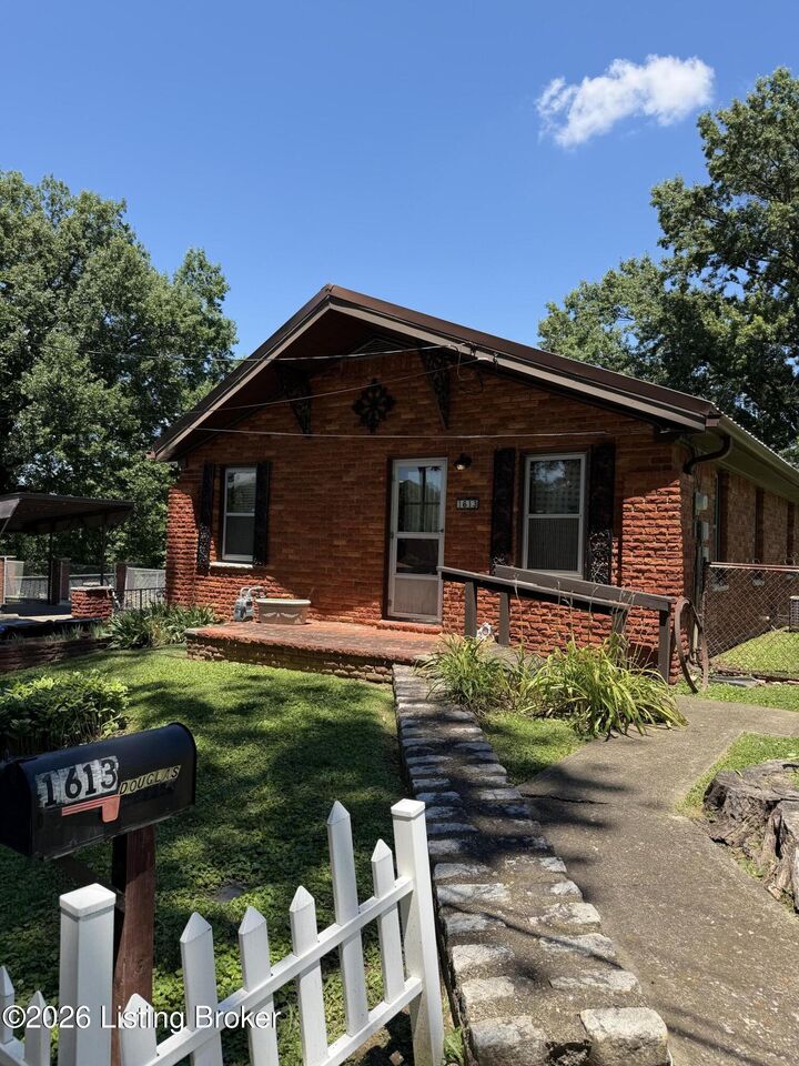 Property Photo:  1613 Eskridge Ln  KY 40216 