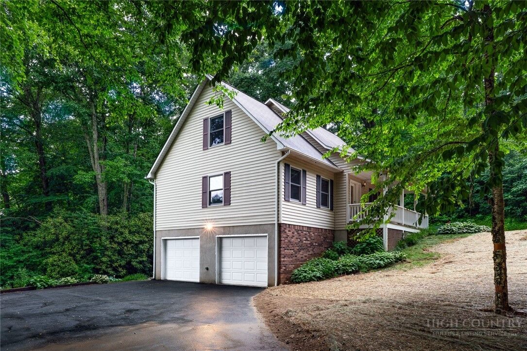 Property Photo:  1012 Northridge Drive  NC 28607 