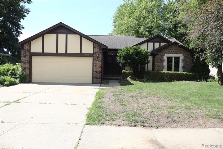 Property Photo:  2800 Ranieri Drive  MI 48085 1109 