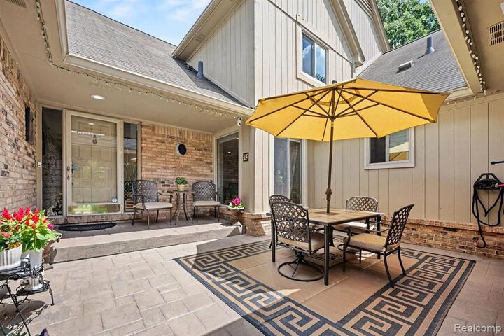 Property Photo:  2202 Elm Circle  MI 48316 1046 