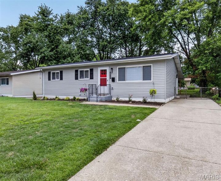 Property Photo:  277 Dashwood Drive  MO 63135 