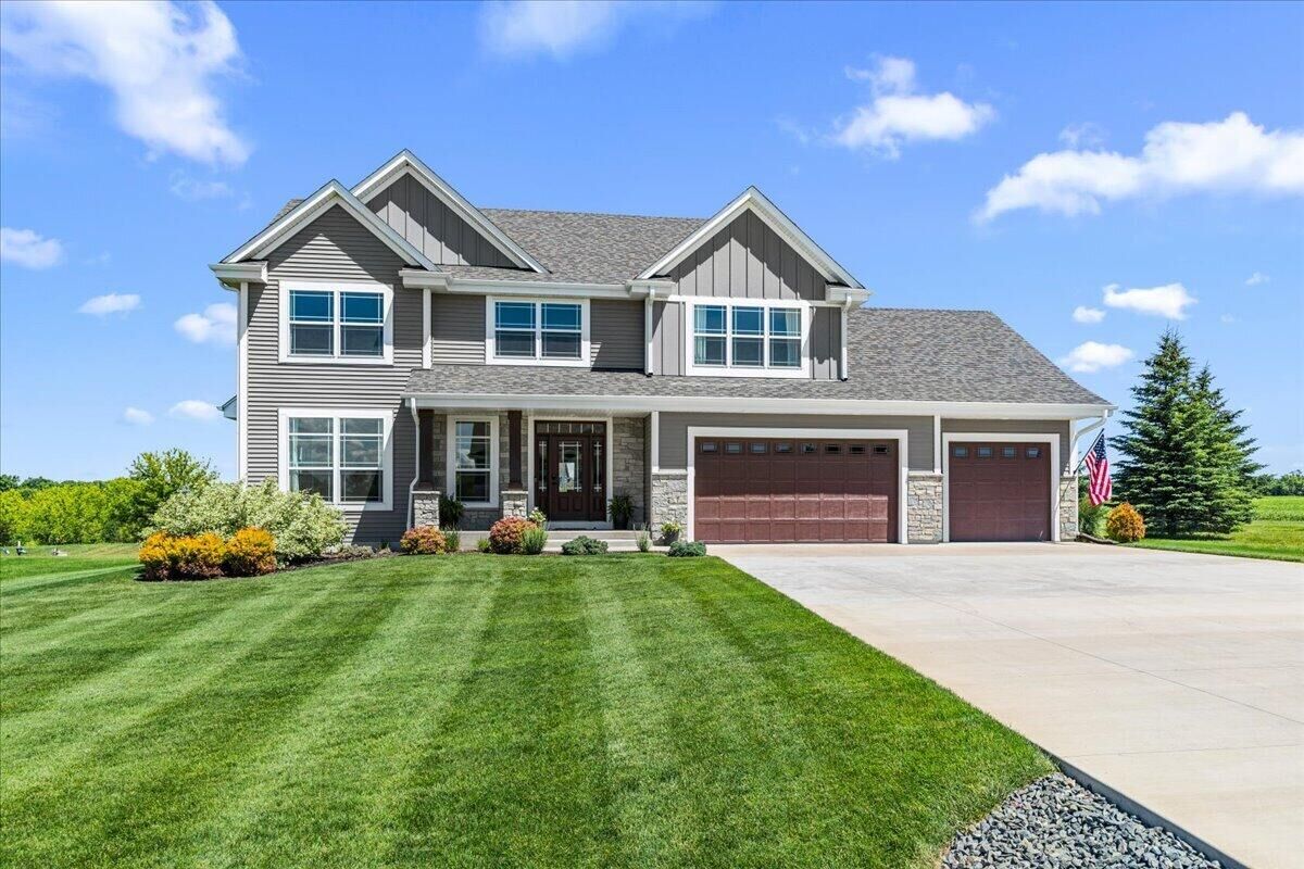 Property Photo:  2900 Loretta Ln  WI 53090 