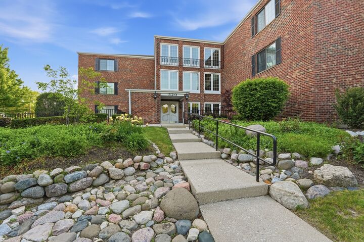 Property Photo: 520 Biesterfield Road 119F IL 60007
